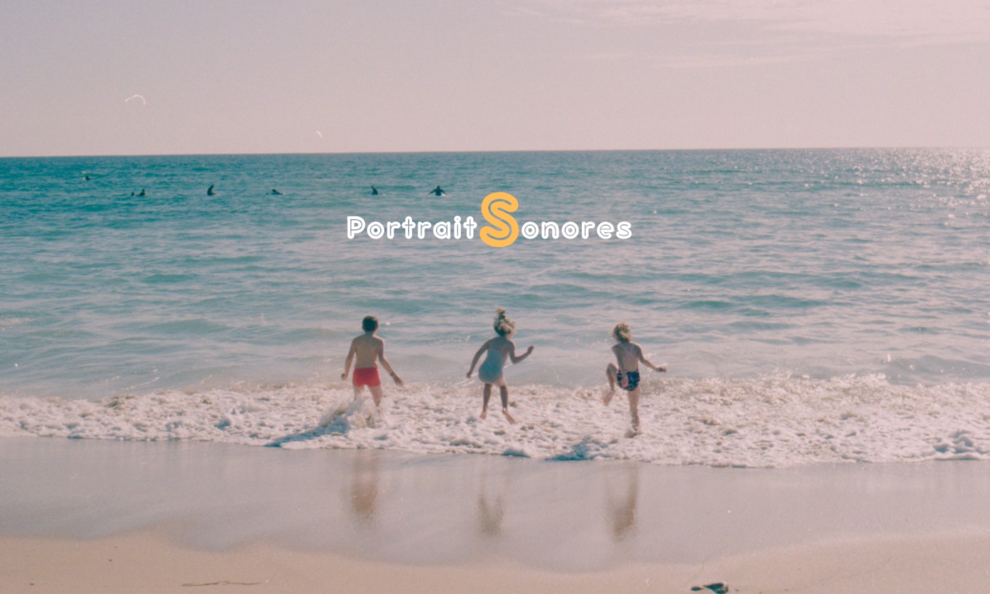 Photo argentique avec des enfants sautant dans la mer, qui représente la force des souvenirs d'enfance et autres. En voyant cette image, on peut aussi se figurer le bruit des vagues et des mouettes. On est plongé dans une ambiance sonore